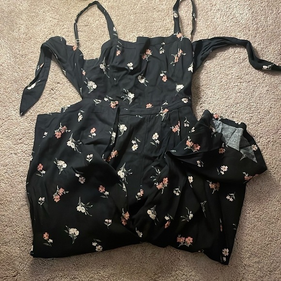 NWOT Holister Black Floral Print Cutout Jumpsuit Size Large - Picture 2 of 2